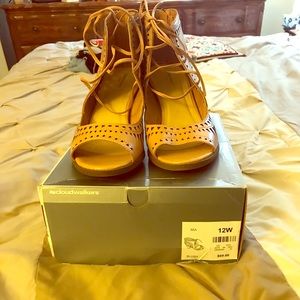 Cute sandals!! Brand new!